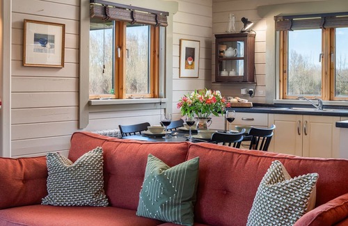 Ampney Crucis Cabina | Iris Lodge - sleeps 4 guests in 2 bedrooms