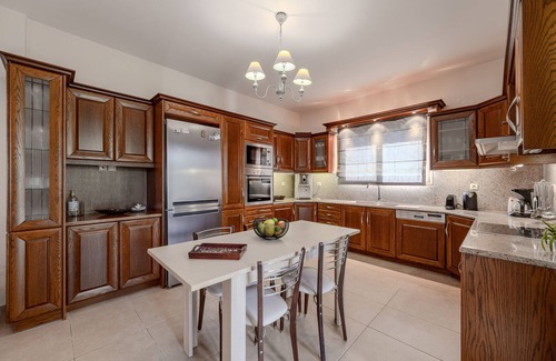 Prines Villa | Hermosa villa espaciosa para 8, cerca de tabernas y mini mercados, ideal para familias