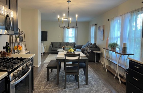Harters Heights Casa | Irish Haven! Spacious 5-bedroom house with AC and WiFi! Walk to Notre Dame!