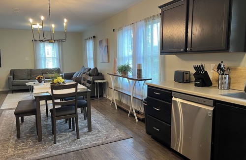 Harters Heights Casa | Irish Haven! Spacious 5-bedroom house with AC and WiFi! Walk to Notre Dame!