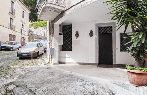 Gaeta Casa | Puerta de hierro en el centro histórico