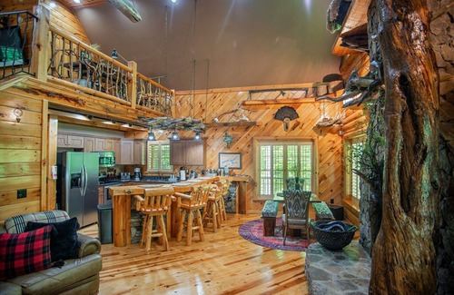 Butler Cabina | Iron Mountain Lodge - Beautiful Cabin with New Hot Tub & Views of Forests and Mountains! by RedAwning