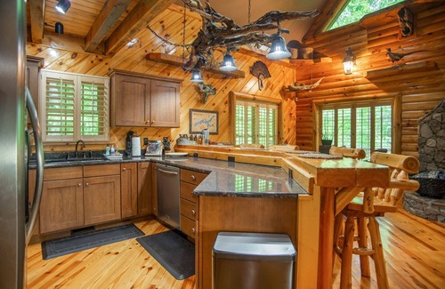 Butler Cabina | Iron Mountain Lodge - Beautiful Cabin with New Hot Tub & Views of Forests and Mountains! by RedAwning