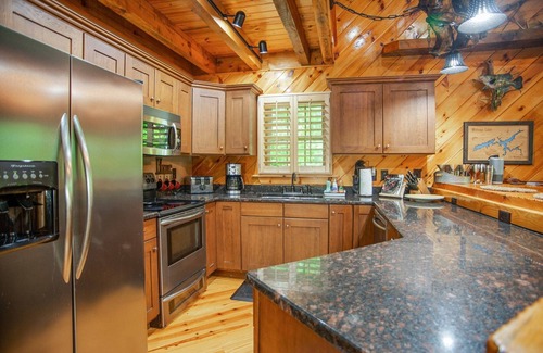 Butler Cabina | Iron Mountain Lodge - Beautiful Cabin with New Hot Tub & Views of Forests and Mountains! by RedAwning