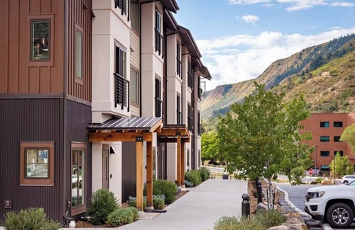 Glenwood Springs Condominio | Iron Mt Hot Spgs Condo #207 | Mtn Views | Sleeps 4