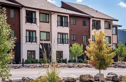 Glenwood Springs Condominio | Iron Mt Hot Spgs Condo #207 | Mtn Views | Sleeps 4