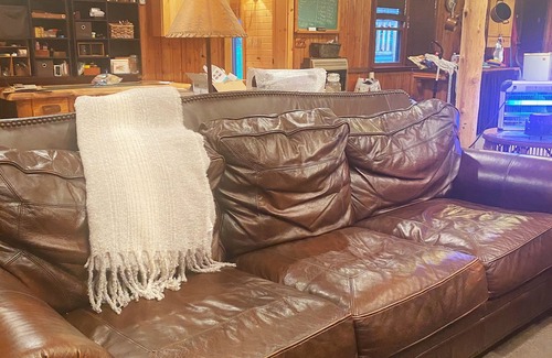 Iron River Cabina | Water-view Log Retreat