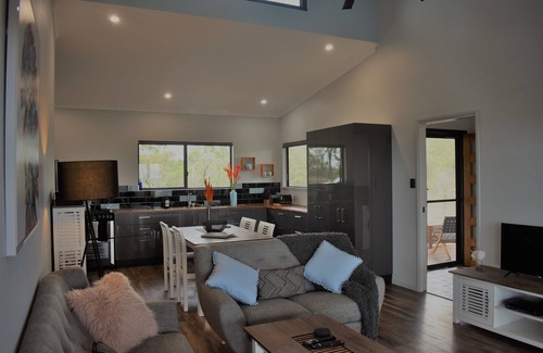 Dimbulah Casa | Ironbark House Dimbulah: Casa boutique de dos habitaciones con vista al interior