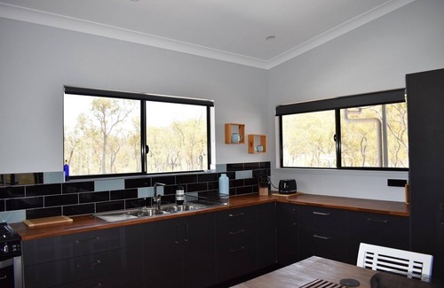 Dimbulah Casa | Ironbark House Dimbulah: Casa boutique de dos habitaciones con vista al interior