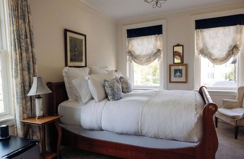 Fredericksburg Cama Y Desayuno | Ironclad Inn & Bourbon Room