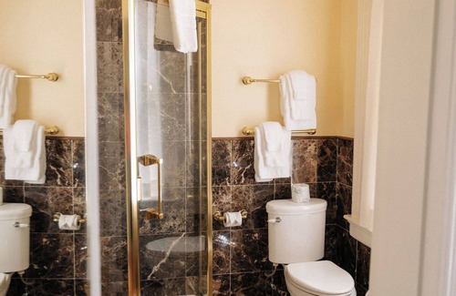 Fredericksburg Cama Y Desayuno | Ironclad Inn & Bourbon Room