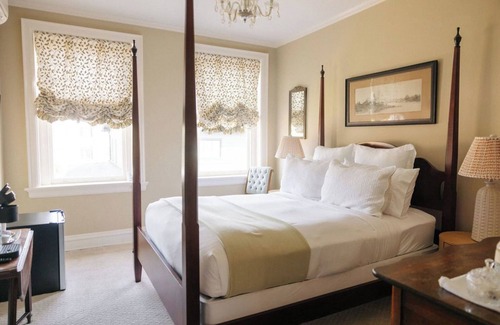 Fredericksburg Cama Y Desayuno | Ironclad Inn & Bourbon Room