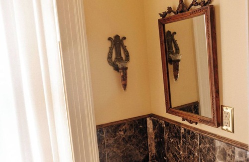 Fredericksburg Cama Y Desayuno | Ironclad Inn & Bourbon Room