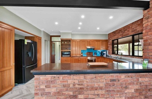 Lovedale Casa | Ironstone Homestead family private pool and hot spa open fire games room