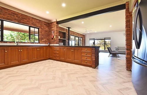 Lovedale Casa | Ironstone Homestead family private pool and hot spa open fire games room