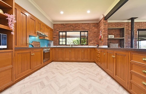 Lovedale Casa | Ironstone Homestead family private pool and hot spa open fire games room