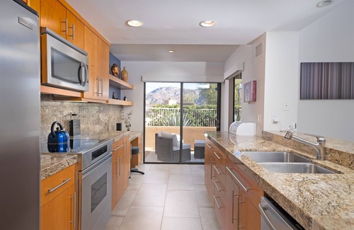 Palm Desert Condominio | Ironwood Country Club Condo with a view!