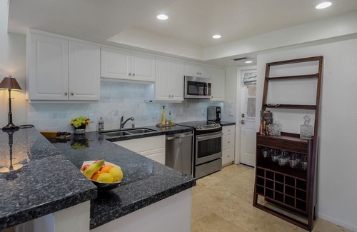 Palm Desert Condominio | Pulido y sofisticado condominio de madera de hierro