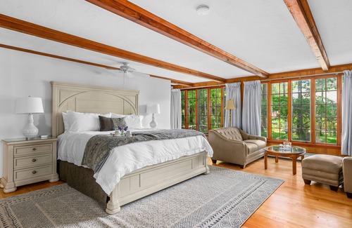 Dennis Cama Y Desayuno | Isaiah Hall Bed & Breakfast Inn