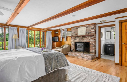 Dennis Cama Y Desayuno | Isaiah Hall Bed & Breakfast Inn