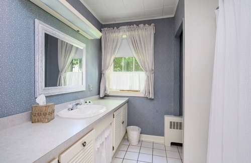 Dennis Cama Y Desayuno | Isaiah Hall Bed & Breakfast Inn