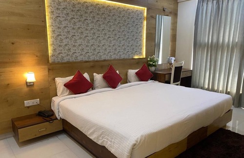 Pulikeshi Nagar Hotel | Ishwerya Suites