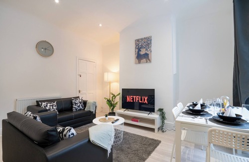 Burnley Casa | Isimi Burnley 3 Bedroom Modern House, Free Parking