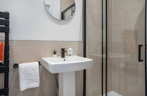 Burnley Casa | Isimi Burnley 3 Bedroom Modern House, Free Parking