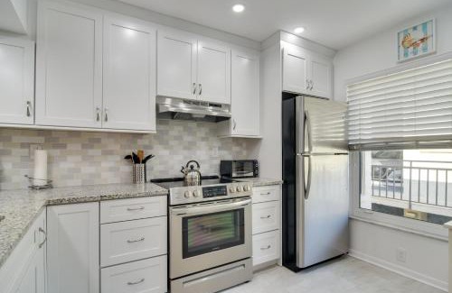 Casa del Mar Apartamento | Isla Del Sol Condo about 2 Miles to St Pete Beach!