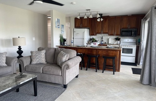 Estate Golden Rock Condominio | Island Carribean Getaway! 1 King bed! 2BR/2BA Condo with beach access and pool!