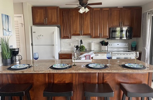 Estate Golden Rock Condominio | Island Carribean Getaway! 1 King bed! 2BR/2BA Condo with beach access and pool!