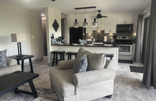 Estate Golden Rock Condominio | Island Carribean Getaway! 1 King bed! 2BR/2BA Condo with beach access and pool!
