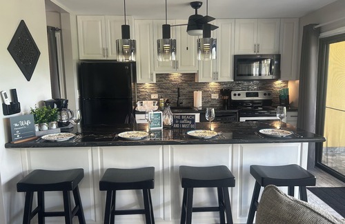 Estate Golden Rock Condominio | Island Carribean Getaway! 1 King bed! 2BR/2BA Condo with beach access and pool!