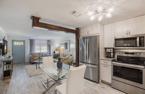 Holmes Beach Casa | Island Escape 2 Bedroom Villa by Redawning