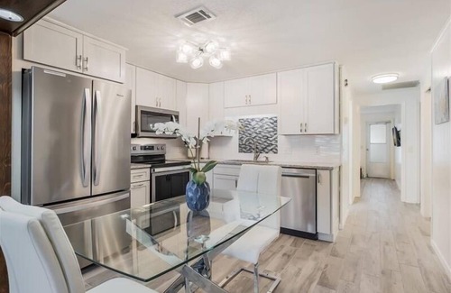 Holmes Beach Casa | Island Escape 2 Bedroom Villa by Redawning