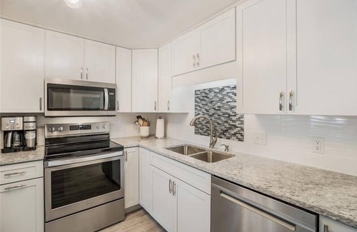 Holmes Beach Casa | Island Escape 2 Bedroom Villa by Redawning