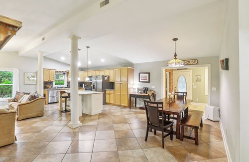 Saint Simons Heights Casa | Island Gateway 3BR Retreat with Fire Pit – Near Beaches & Dining