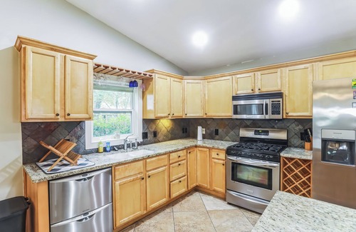 Saint Simons Heights Casa | Island Gateway 3BR Retreat with Fire Pit – Near Beaches & Dining