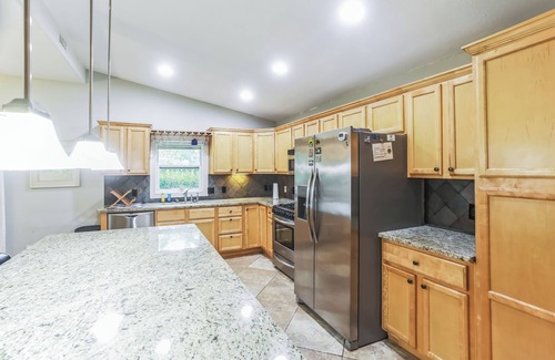 Saint Simons Heights Casa | Island Gateway 3BR Retreat with Fire Pit – Near Beaches & Dining