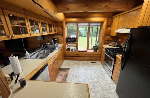 Bois Blanc Island Cabina | Island Getaway on BBI - Beautiful Log Home with Sandy Beachfront on Lake Huron