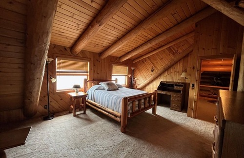 Bois Blanc Island Cabina | Island Getaway on BBI - Beautiful Log Home with Sandy Beachfront on Lake Huron