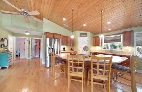 Saint James City Casa | Island Home within the Pines and Palms; Kayaks, Bikes, and Inviting Porches~