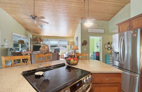 Saint James City Casa | Island Home within the Pines and Palms; Kayaks, Bikes, and Inviting Porches~