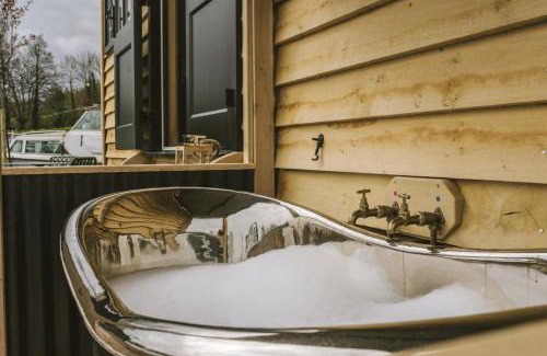 Saltford Apartamento | Island Hut - Outdoor bath tub, firepit and water equipment
