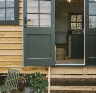 Saltford Apartamento | Island Hut - Outdoor bath tub, firepit and water equipment
