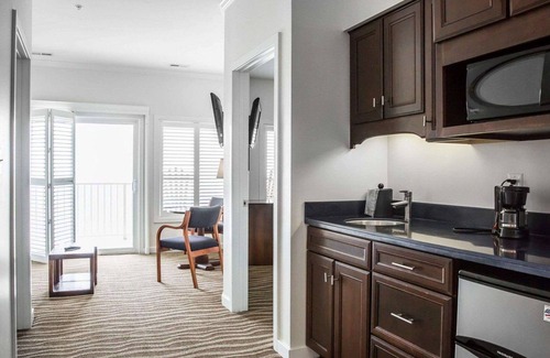 Piney Point Hotel | Island Inn & Suites, Ascend Hotel Collection