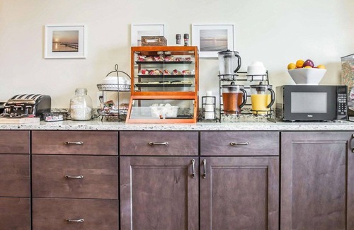 Piney Point Hotel | Island Inn & Suites, Ascend Hotel Collection