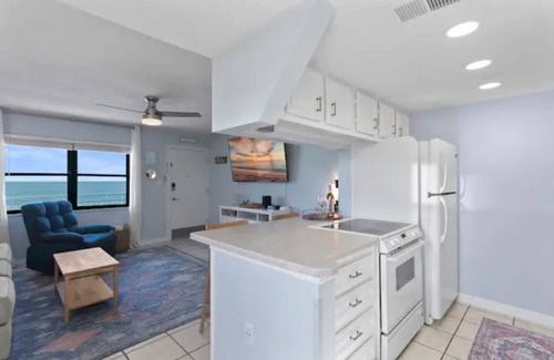 Sunset Beach Condominio | Island Paradise - Beachfront Condo