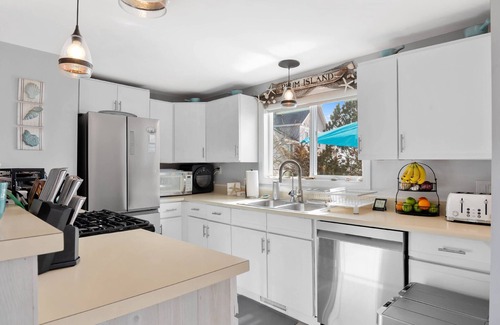 Newbury Casa | Island SunRise: Charming Plum Island Getaway - Beaches, Festivals and Downtown Fun!