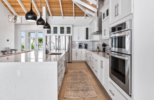 Tar Bay Casa | Island Time - Brand New 4 bedroom Luxury house right on the Beach!